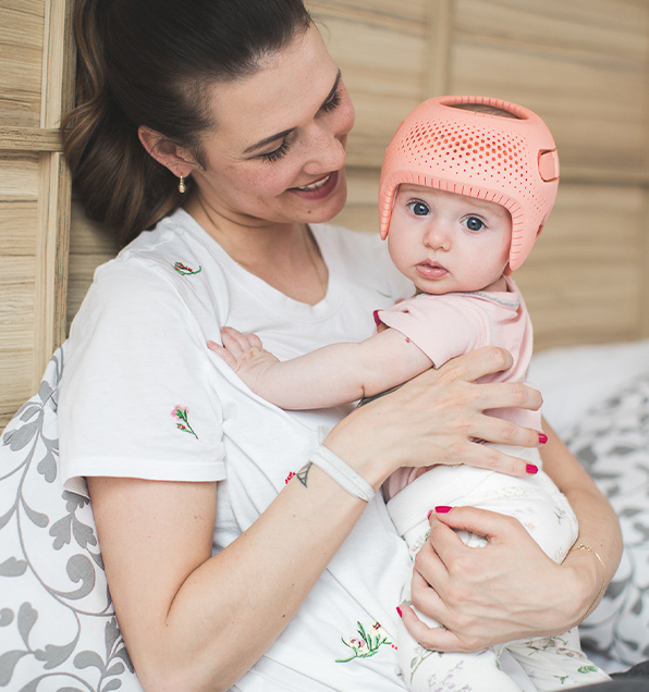 Baby mit Helm